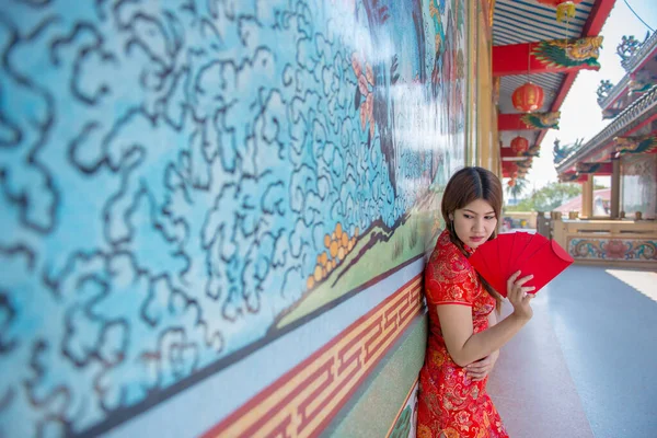 Retrato Hermosa Mujer Asiática Vestido Cheongsam Con Sobre Rojo Mano —  Fotos de Stock