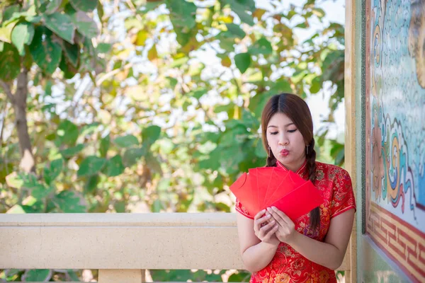 Porträt Einer Schönen Asiatin Cheongsam Kleid Mit Rotem Umschlag Der — Stockfoto