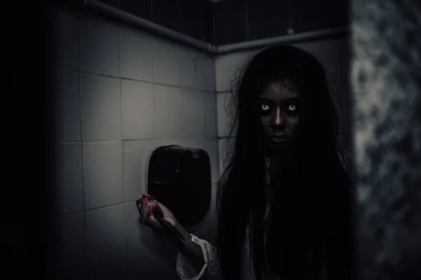 Porträtt Asiatisk Kvinna Utgör Spöke Ansikte Skräckscen Skrämmande Bakgrund Halloween — Stockfoto