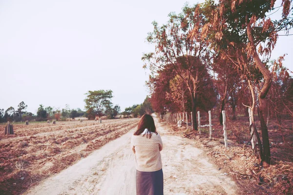 Porträt Einer Einsamen Frau Allein Auf Einem Feld Vintage Filterstyle — Stockfoto
