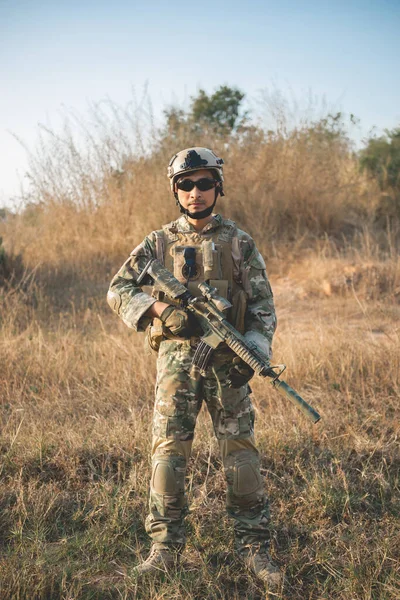 Närbild Asiatisk Soldat Med Vapen Handen Vid Skogen Förbereda Sig — Stockfoto