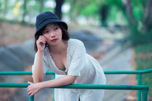 Retrato Bela Jovem Mulher Asiática Usar Vestido Branco Livre Estilo — Fotografia de Stock