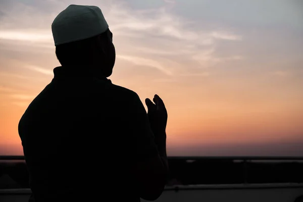 Silhouette Giovane Uomo Musulmano Asiatico Che Prega Tramonto Concetto Festival — Foto Stock