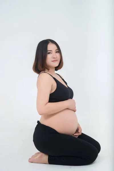 白い背景にアジアの妊婦の肖像 タイの人々は手タッチ腹を使用して座る — ストック写真