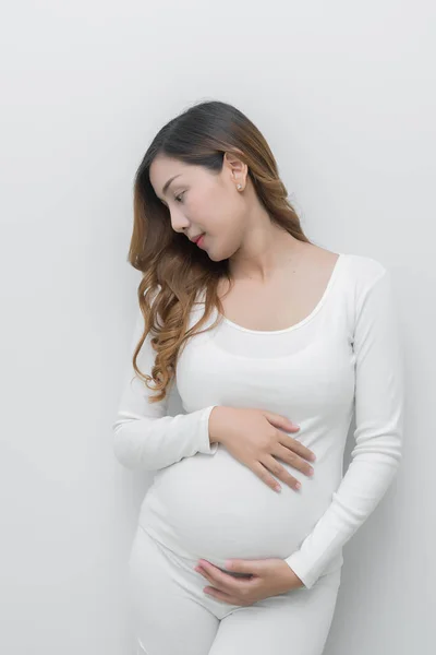 Gravid Kvinna Vit Klänning Använda Handen Beröring Magen Vit Bakgrund — Stockfoto