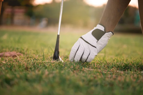 Golfçünün Yakın Eli Çimenlerden Taylandlılardan Golf Oynuyor — Stok fotoğraf