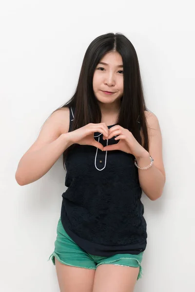 Retrato Mulher Asiática Fazer Mão Forma Coração Fundo Branco — Fotografia de Stock