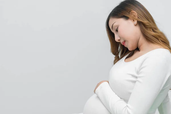 Gravid Kvinna Vit Klänning Stå Posera För Att Bild Vit — Stockfoto