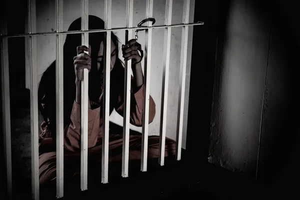女人的手绝望地想要抓住铁制的监狱 囚犯的概念 囚犯的人 希望自由 — 图库照片