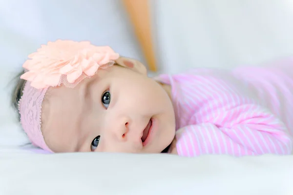 Close Asiático Bebê Menina Chorar Tapete Branca — Fotografia de Stock