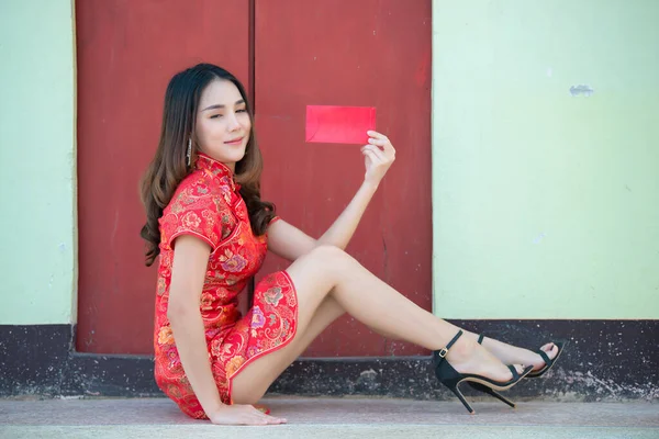 Portret Pięknej Azjatyckiej Kobiety Sukience Cheongsam Tajlandia Ludzie Happy Chinese — Zdjęcie stockowe