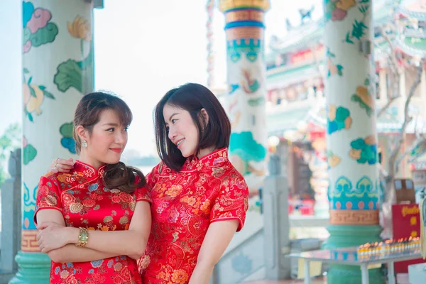 Cheongsam Elbiseli Iki Güzel Asyalı Kadının Portresi Tayland Halkı Mutlu — Stok fotoğraf