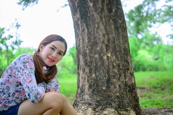 Portrait Femme Thaï Sous Arbre Tunnel Femme Asiatique Dans Forêt — Photo