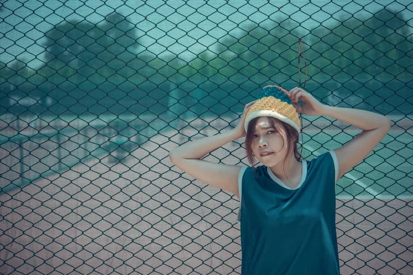 Retrato Hipster Menina Pose Para Tirar Uma Foto Cerca — Fotografia de Stock