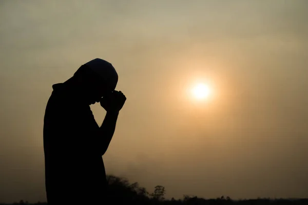 Silhouet Jonge Aziatische Moslim Man Biddend Bij Zonsondergang Ramadan Festival — Stockfoto