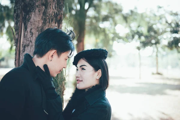 Retrato Parejas Jóvenes Bosque Pinos Concepto Del Día San Valentín — Foto de Stock