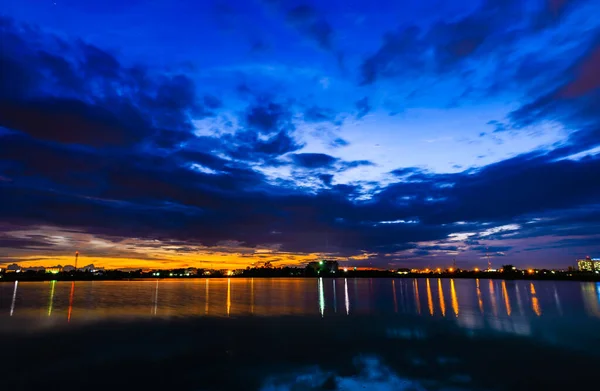 Exposição Longa Vista Barragem Cidade Por Sol Vívido Embaçado — Fotografia de Stock