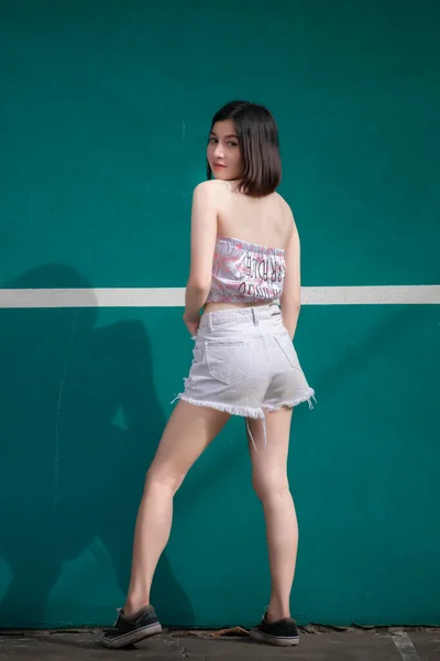 Potret Gadis Hipsters Berpose Untuk Mengambil Foto Lapangan Tenis Rakyat — Stok Foto