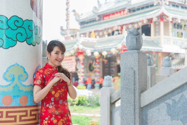 Porträtt Två Vackra Asiatiska Kvinnor Cheongsam Klänning Thailand Människor Happy — Stockfoto