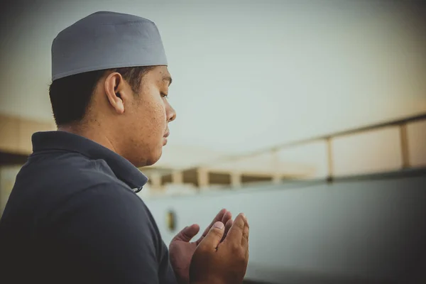 Молодий Азійський Муслім Який Молиться Заході Сонця Рамадан Святкує Концепцію — стокове фото