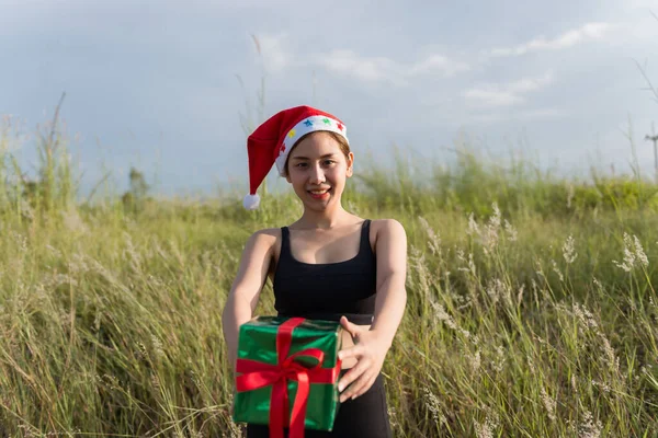 Sexy Girl Wear Red Hat Green Giftbox Her Hand Evening — Stock Photo, Image