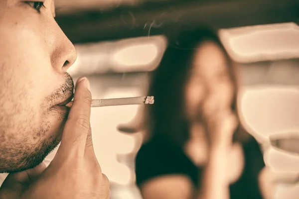 被动吸烟的概念 亚洲男人抽烟 女人捂着脸 无烟日 吸烟是社会所不容的 泰国人民 — 图库照片