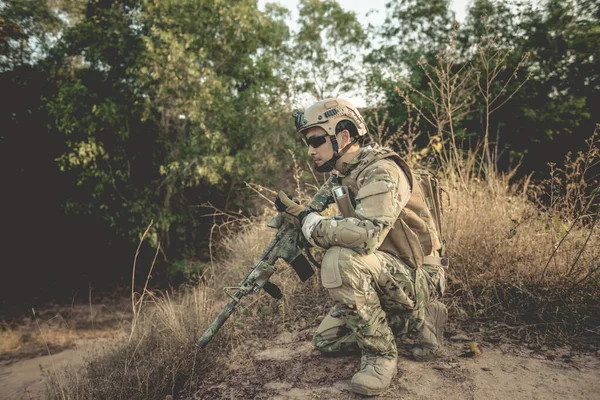 Tentara Dengan Senjata Telah Duduk Hutan Dia Menggunakan Walkie Talkie — Stok Foto