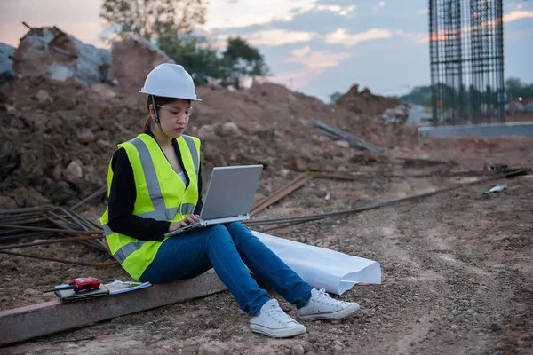 Ingenieurin Arbeitet Baustelle Der Bau Befindlichen Brücke — Stockfoto