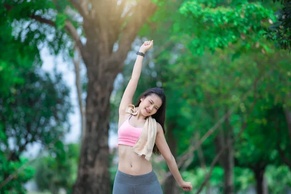 Asiático Desportivo Mulher Esticando Braços Respirando Fresco Parque Tailândia Pessoas — Fotografia de Stock