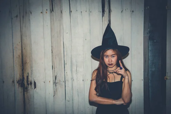 Asiática Hermosa Mujer Usar Vestido Negro Con Sombrero Bruja Concepto — Foto de Stock