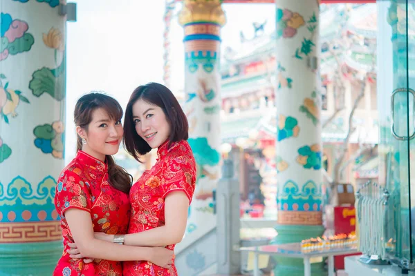 Porträt Zwei Schöne Asiatische Frauen Cheongsam Kleid Thailändische Menschen Frohes — Stockfoto