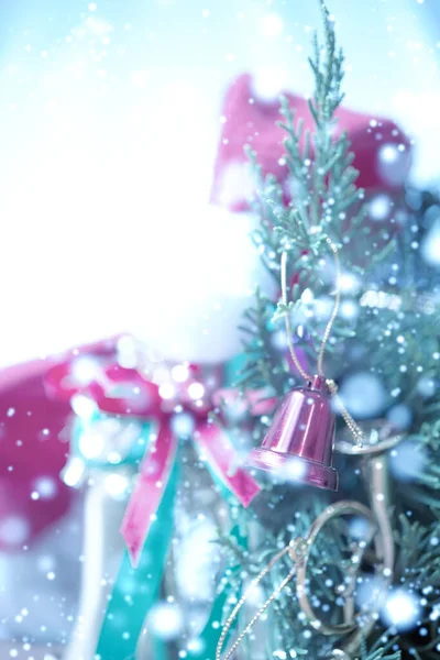 Karda Çam Ağaçlarının Zili Ile Noel Balosu — Stok fotoğraf