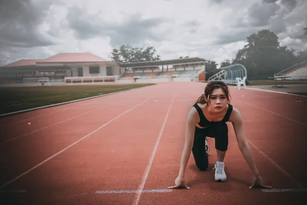 Joven Asiático Mujer Una Posición Inicio Una Pista Atletismo — Foto de Stock