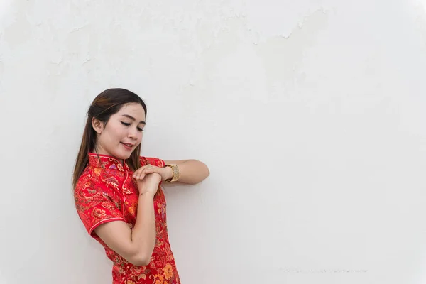 Aziatisch Vrouw Cheongsam Witte Muur Gelukkig Chinees Nieuwjaar Concept — Stockfoto