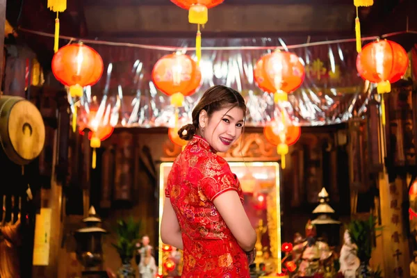 美丽的亚洲女人穿着旗袍 背负着灯笼的背景 新年快乐 泰国人 — 图库照片