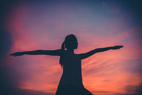 Silueta Mujer Forma Jugar Yoga Puesta Del Sol — Foto de Stock