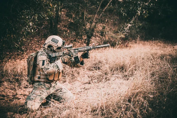草の中で敵を撃つ機会を見つけるために軍のカモフラージュ 兵士戦争の概念 — ストック写真