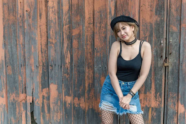 Portrait Der Schönen Asiatischen Frau Neuen Look Mit Kurzen Haaren — Stockfoto