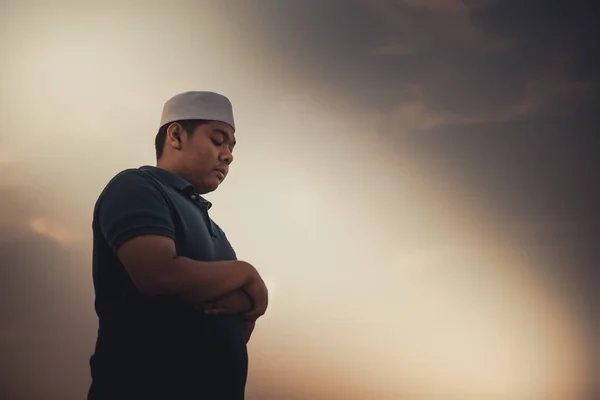 Young Asian Muslim Man Praying Sunset Ramadan Festival Concept — Fotografia de Stock