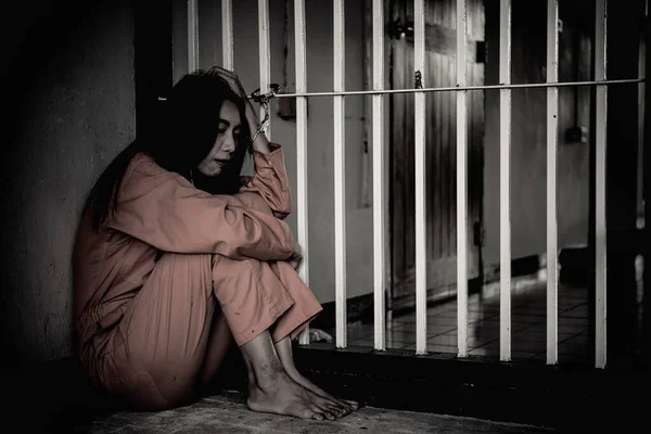 Mãos Mulher Desesperadas Para Apanhar Prisão Ferro Conceito Prisioneiro Pessoas — Fotografia de Stock