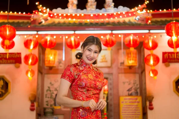 美丽的亚洲女人穿着旗袍 背负着灯笼的背景 新年快乐 泰国人 — 图库照片