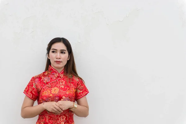 Aziatisch Vrouw Cheongsam Witte Muur Gelukkig Chinees Nieuwjaar Concept — Stockfoto