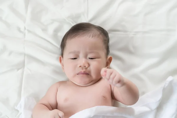 Κοντινό Ασιατικό Μωρό Ξαπλωμένο Στο Κρεβάτι Χαριτωμένο Κορίτσι Από Την — Φωτογραφία Αρχείου