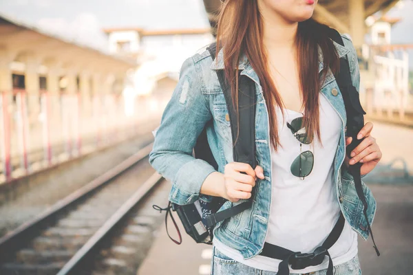 Азиатский Турист Ждать Поезд Вокзале Таиланд Хипстер Женщина Пойти Путешествовать — стоковое фото