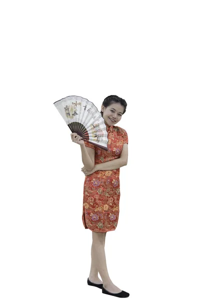 幸せな中国の新年 アジアの女性の肖像画は 白い背景に隔離された彼女の手のファンと竹の帽子を着用 — ストック写真