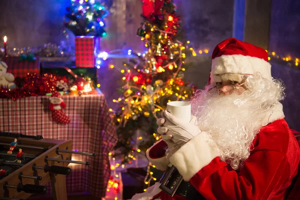 Santa Claus Beber Coco Casa Felicidad Los Niños Bienvenido Invierno —  Fotos de Stock