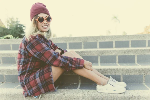 Retrato Chica Hipster Asiática Usar Gafas Sol Naranja Estilo Vintage —  Fotos de Stock