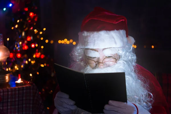 Santa Claus Četl Noci Domě Knihu Světlo Knihy Pomocí Světla — Stock fotografie