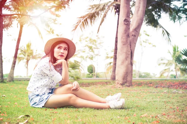 Schöne Asiatische Frau Sitzt Auf Gras Mit Hellem Sonnenlicht Sie — Stockfoto