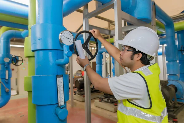 Ingeniero Asiático Con Gafas Que Trabajan Sala Calderas Comprobación Mantenimiento — Foto de Stock